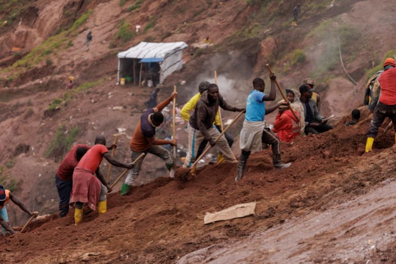 1233231-1755084298 Labourers work at the Rubaya coltan mine, in the town of Rubaya, which is controlled by M23 rebels, in the eastern Democratic Republic of Congo March 24, 2025. REUTERS/Zohra Bensemra