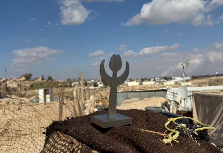 2- فلسطين- الخليل-مسافر يطا-خربة أم الخير - جائزة التوليب التي حصل عليها الناشط عيد الهذالين فوق خيمته قبالة مستوطنة كرمئيل (الجزيرة نت)