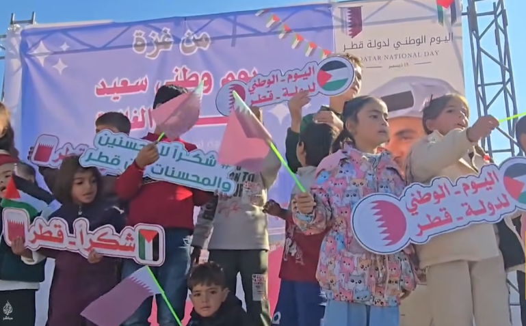 تخلل الحفل فقرات فنية وأناشيد وطنية فلسطينية وقطرية (الجزيرة مباشر)