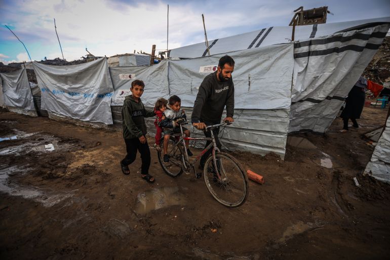 25gaza-1765359075 GAZA CITY, GAZA - DECEMBER 11: Palestinians struggle with flooding after heavy rain hits the Abu Marhil Camp in the Az-Zaytun neighborhood in Gaza City, Gaza on December 11, 2025. Conditions for displaced residents whose homes were destroyed in Israeli attacks, worsening as they continue to struggle not only with the devastation of the conflict but also with the deteriorating weather conditions. ( Hamza Z. H. Qraiqea - Anadolu Agency )