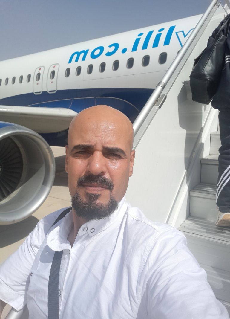 خاص ب تقرير استقصائي بالمصادر المفتوحة| تهجير ناعم لغزة: ما الجهات والمسؤولين عن التهجير الخفي للغزيين وماهي ارتباطاتهم بالاحتلال الإسرائيلي؟ - الصورة التي يظهر بها تتطابق بالشكل واللون مع طائرة تحمل رقم تسجيلي YR-LIC تتبع لشركة lili، وهي نفس الطائرة التي خرجت في رحلة من إيلات إلى بودابست في 27 مايو -ذكرناها أعلاه-، وأقلت أناس من غزة