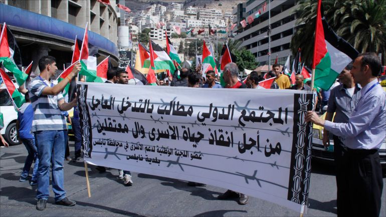 فلسطين- الضفة الغربية- نابلس- مسيرة عند دوار الشهداء وسط نابلس في وقت سابق لمطالبة المجتمع الدولي بالضغط على اسرائيل للافراج عن الأسرى والتخفيف من معانتهم- تصوير عاطف دغلس- الجزيرة نت1