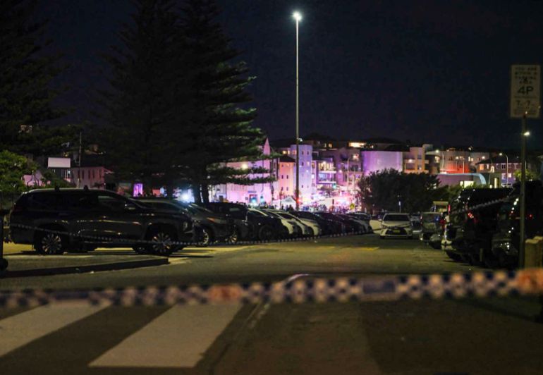 3sydney-1765706156 SYDNEY, AUSTRALIA - DECEMBER 14: Police set up a cordon line at the scene of a mass shooting at Bondi Beach in on December 14, 2025 in Sydney, Australia. Two gunmen dressed in black fired several shots at Sydney's world-famous Bondi Beach, causing at least 10 injuries and three deaths, and setting off mass panic on a Sunday evening. (Photo by George Chan/Getty Images)