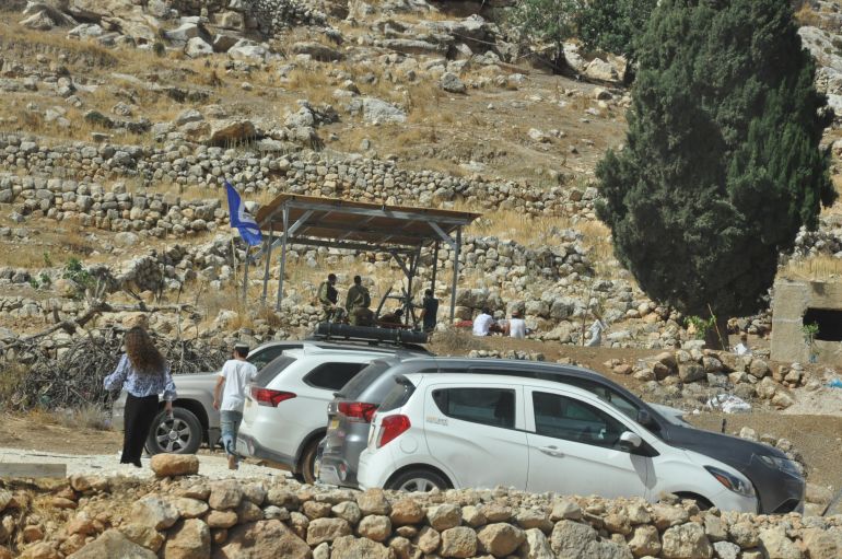 صورة 1 الجيش الإسرائيلي يوفر حماية مباشرة لكل مزرعة استيطانية ويشارك في إدارة الاحتكاكات