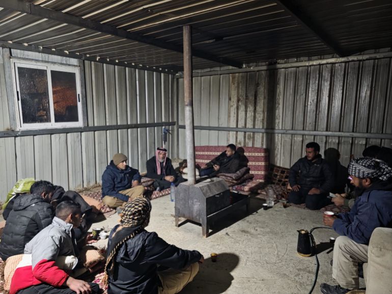 4- فلسطين- الخليل-مسافر يطا-خربة أم الخير- أقارب الناشط عيد الهذالين في زيارة تهنئة له بعد حصوله على جائزة التوليب وعودته من هولندا (الجزيرة نت)