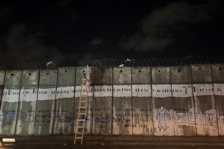 فلسطين-القدس-الرام- عمال فلسطينيون يتسلقون الجدار الفاصل لدخول المدينة - 30 ديسمبر 2025 (الجزيرة نت)