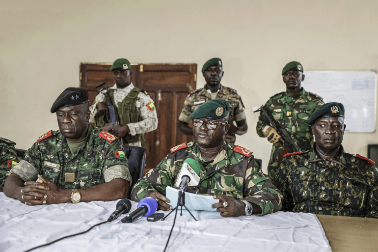55555444-1764173707 غينيا بيساو Brigadier General Denis N'Canha (C), head of the military office of the presidency gives a press conference at the General Staff of the Armed Forces on November 26, 2025. Gunfire was heard Wednesday outside Guinea-Bissau's presidential palace just three days after the country's presidential and legislative elections, with both major candidates have claimed victory, an AFP journalist on the scene witnessed. People were seen running in a crowd gathered outside the palace as the shots were heard.