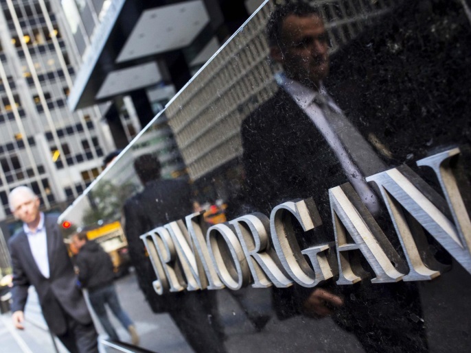 58380d3d-c8d0-4410-8362-83ce32fb452c People walk by the JP Morgan & Chase Co. building in New York in an October 24, 2013 file photo. REUTERS/Eric Thayer/Files
