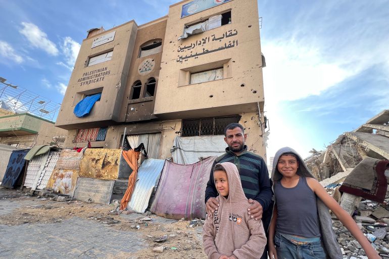 6-1765477298 : محمد عابد ممن وجدوا في المؤسسات الرسمية ملجأ مؤقتا برفقة عشرات العائلات لكنهم يعيشون في ظروف معيشية قاسية ويفتقدون للخدمات والمساعدات