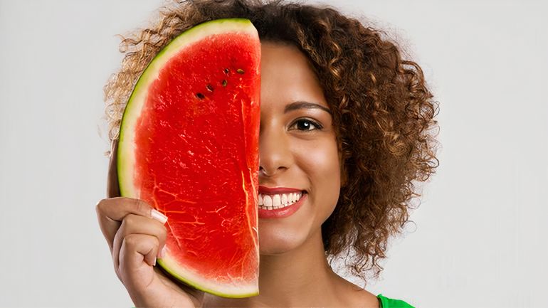 خضروات وفواكه تعوض قلة شرب الماء في حر الصيف! المصدر: DW https://www.dw.com/ar/%D8%AE%D8%B6%D8%B1%D9%88%D8%A7%D8%AA-%D9%88%D9%81%D9%88%D8%A7%D9%83%D9%87-%D8%AA%D8%B9%D9%88%D8%B6-%D9%82%D9%84%D8%A9-%D8%B4%D8%B1%D8%A8-%D8%A7%D9%84%D9%85%D8%A7%D8%A1-%D9%81%D9%8A-%D8%AD%D8%B1-%D8%A7%D9%84%D8%B5%D9%8A%D9%81/a-62261509