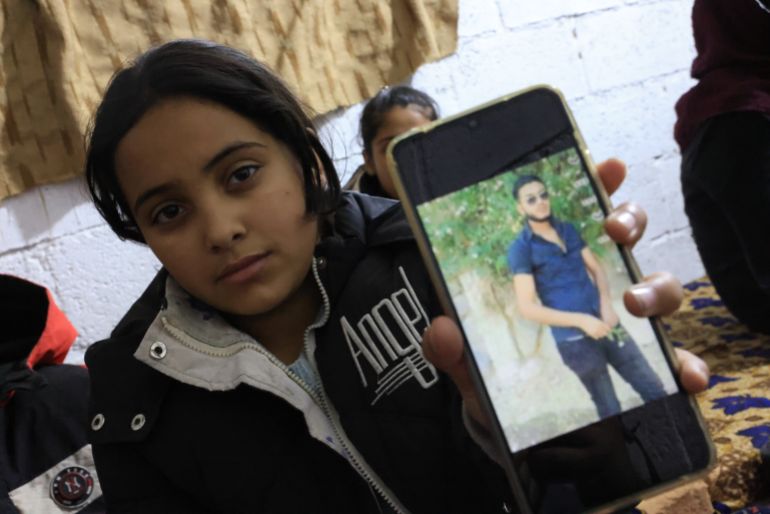 6syrisa-1766138807 رغم أن حكومة دمشق لا تشكل تهديدا لتل أبيب، أصبحت التوغلات الإسرائيلية في الجنوب السوري شبه يومية، ولا سيما في القنيطرة في الآونة الأخيرة. تروي جميلة محمد ذيبان تفاصيل فقدان 4 من أبنائها، اثنان قتلهما نظام بشار الأسد، فيما اعتقل الجيش الإسرائيلي الثالث في ريف القنيطرة جنوبي سوريا، ولا يزال مصيره مجهولا حتى اللحظة. أما ابنها الثالث، روت الأم حكايته قائلة: "اسمه صُدَيف، وقد انشق عن جيش التحرير الفلسطيني (كان يتبع للجيش السوري إداريا قبل حله بعد سقوط النظام)، والتحق بصفوف الجيش الحر آنذاك، إلى أن استشهد في 6 يونيو/ حزيران 2016 بإحدى المعارك". ( Bakr Al Kasem - وكالة الأناضول )