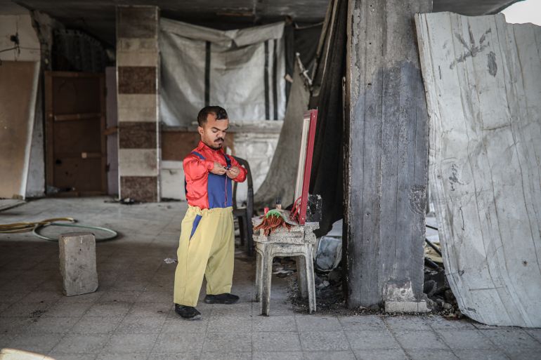 DEIR AL BALAH, GAZA - DECEMBER 13: Ahmed Mahmud Kamil Abu Seker, a 28-year-old resident of Bureij Refugee Camp who volunteers as a clown to make children laugh, prepares himself before meeting with the children in Deir al-Balah, Gaza on December 13, 2025. Despite losing his entire family in the war, Seker works as a clown to make children laugh, and despite all the difficulties, he tries to hold on to life in order to bring a smile to children's faces. ( Fadel A. A. Almaghari - Anadolu Agency )