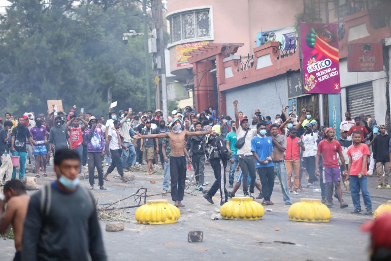 ap_68e3a668d44a9-1759749736 Demonstrators protesting against chronic electricity and water cuts confront riot police in Antananarivo, Madagascar, Tuesday, Sept. 30, 2025. (AP Photo/Mamyrael)