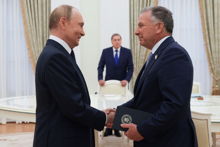 ap_692e6f3c18d30-1764650812-1 FILE - Russian President Vladimir Putin and U.S. President Donald Trump's special envoy Steve Witkoff shake hands during their meeting at the Kremlin, in Moscow, on Aug. 6, 2025. (Gavriil Grigorov, Sputnik, Kremlin Pool Photo via AP, File)