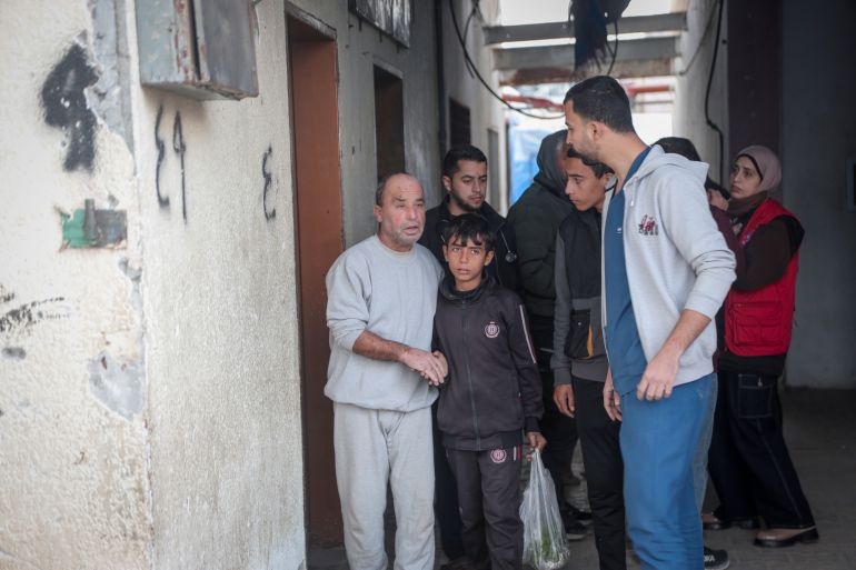 أسرى فلسطينيون يصلون إلى مستشفى شهداء الأقصى وسط قطاع غزة