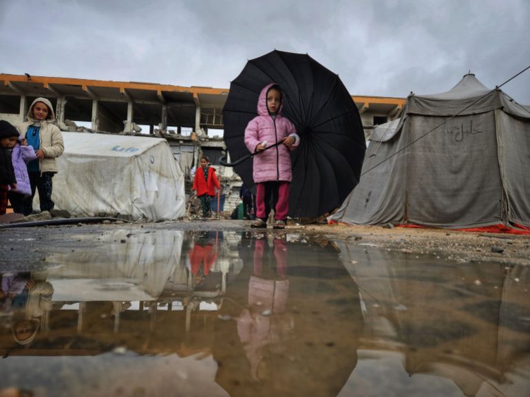 قال محمود بصل، المتحدث باسم الدفاع المدني للأناضول، إن "خيام النازحين بعدة مناطق بقطاع غزة تعرضت لأضرار جسيمة بسبب تدفق مياه الأمطار، ما أدى إلى تلف أمتعتهم". وأوضح أن "الأضرار تركزت بمخيم ملعب اليرموك، ومتنزه بلدية غزة، و مخيم الشاطئ، وعدد من المدارس، إضافة إلى مناطق وسط وجنوب القطاع". وناشد بصل المجتمع الدولي والأمم المتحدة بـ"التدخل العاجل لإنقاذ النازحين"، مطالبا بتوفير خيام وكرفانات لحمايتهم من أضرار الشتاء. ( Hani Alshaer - وكالة الأناضول )