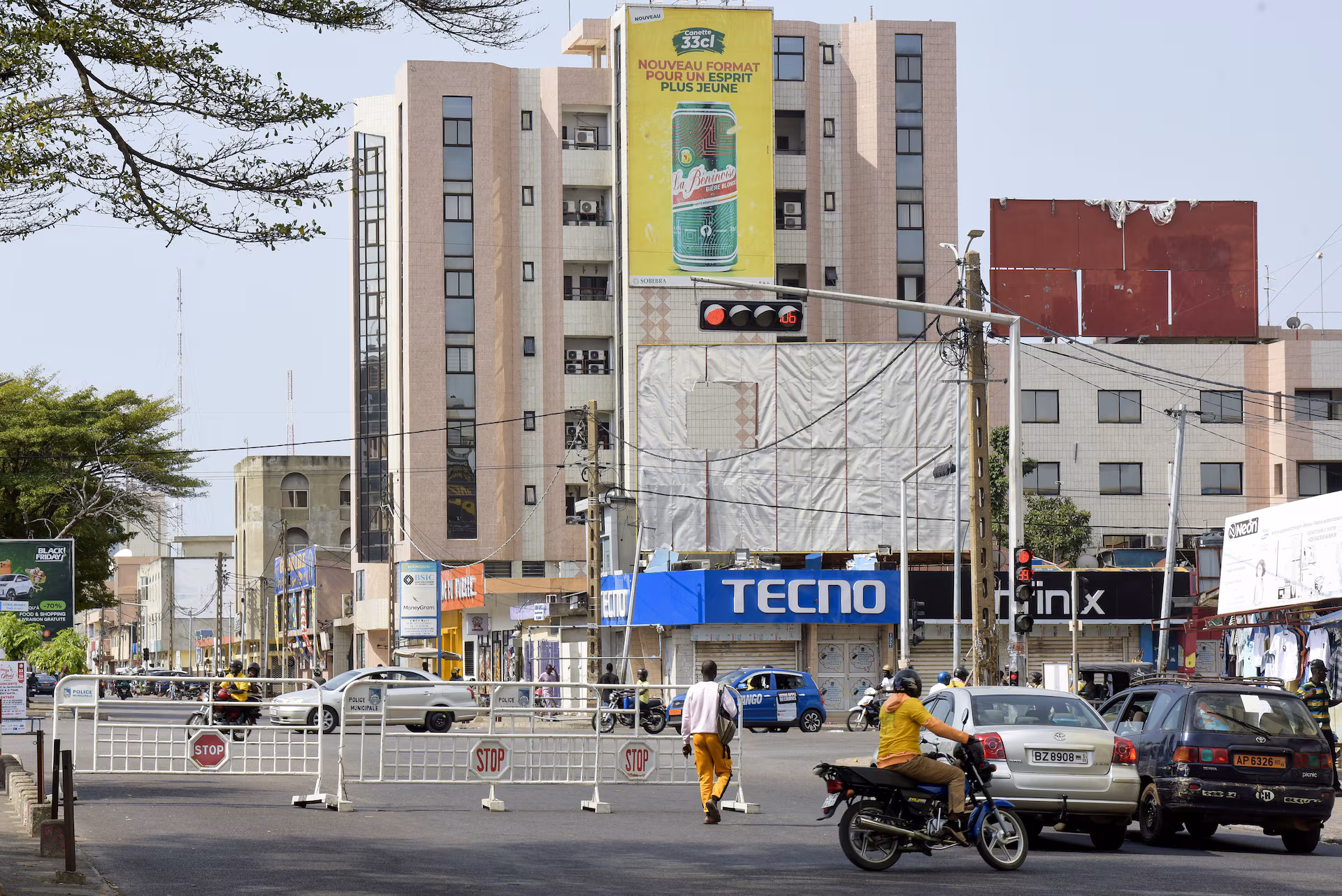 d8a8d986d98ad986-1765111598 Traffic moves along on a road at the junction Saint-Michel next to a roadblock, following reports of a coup attempt underway against the government of Benin's President Patrice Talon, in Cotonou, Benin, December 7, 2025. REUTERS/Charles Placide Tossou