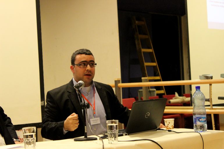 منير نسيبة مدير مركز العمل المجتمعي التابع لجامعة القدس (الجزيرة نت)