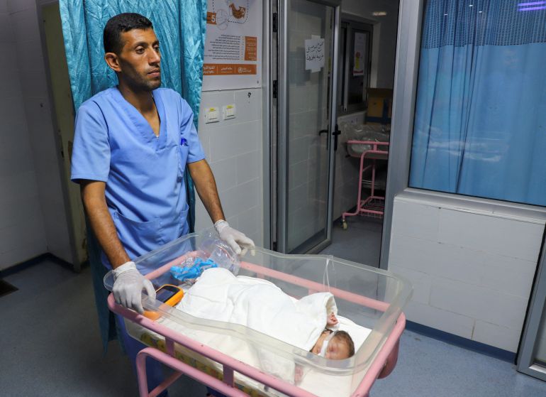 d8b4d8b3d98ad8b4d8b3d98a-1765706878 A medical worker prepares to evacuate a premature baby from Al Helo International Hospital to be transported to a hospital in southern Gaza for further medical care, amid an Israeli military operation, in Gaza City October 3, 2025. REUTERS/Ebrahim Hajjaj