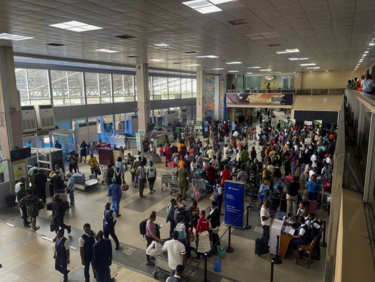 FILE PHOTO: Passengers gather as they check-in their luggages at Murtala Muhammed International Airport in Lagos, Nigeria September 30, 2022. REUTERS/Temilade Adelaja/File Photo