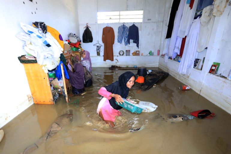 epa_692d7aaf7709-1764588207-1 epa12561470 Residents remove their belongings from flood-damaged homes in a flood-affected village in the Meureudu area, Pidie Jaya Aceh, Indonesia, 01 December 2025. According to National Disaster Management Agency Floods and landslides triggered by Tropical Cyclone Senyar have killed at least 442 people across Aceh, North Sumatra, and West Sumatra provinces. This number is expected to rise, as approximately 402 people remain uncounted for. EPA/HOTLI SIMANJUNTAK