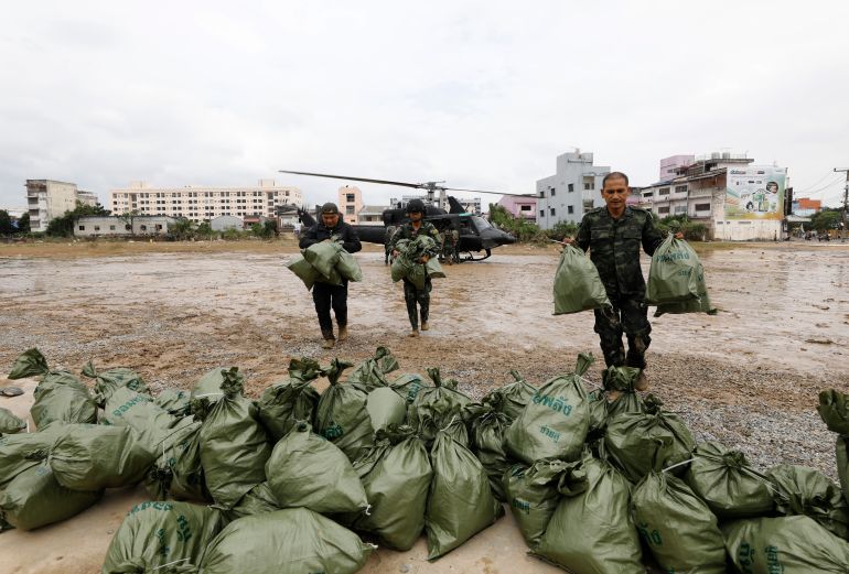 epa_692d7d47b3fe-1764588871 epa12555016 Military personnel deliver relief bags to flood victims in Hat Yai, Songkhla province, Thailand, 28 November 2025. Severe flooding across nine southern provinces has killed more than 100 people and affected over 2.7 million residents, according to Wirun Supasingsiripricha, Director of the Institute of Forensic Medicine, Police General Hospital. EPA/NARONG SANGNAK