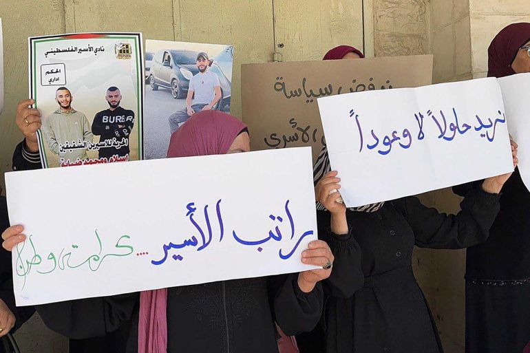 أهالي الأسرى في جنين يعتصمون أمام مقر هيئة شؤون الأسرى والمحررين للمطالبة بإعادة السلطة لرواتب أبنائهم شبكة قدس الإخبارية @qudsn