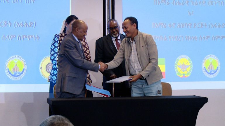 image1-1764872360 حاكم اقليم امهرا اريغا كيبدي (يسار الصورة) .. ممثل منظمة فانو الشعبية كابتن ماسريشا سيتينج ( يمين الصورة) خلال مراسم توقيع اتفاقية السلام بين حكومة اقليم امهرا ومنظمة فانو الشعبية برعاية الاتحاد الأفريقي والايغاد في العاصمة الاثيوبية اديس ابابا