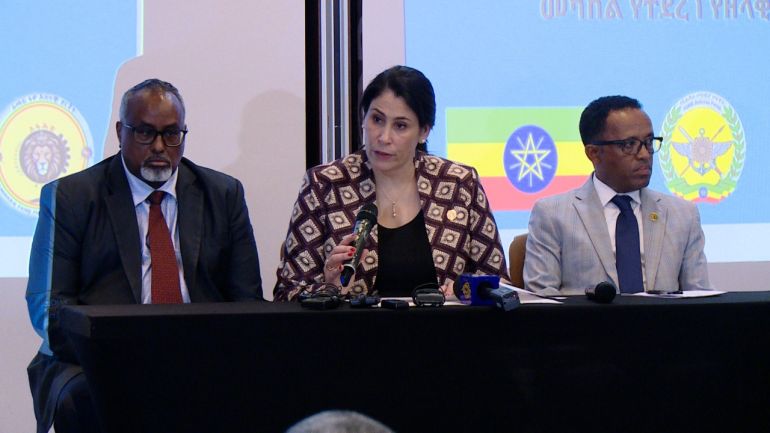 image3-1764872507 نائبة رئيس مفوضية الاتحاد الأفريقي سلمى حدادي خلال مراسم توقيع اتفاقية السلام بين حكومة اقليم امهرا ومنظمة فانو الشعبية برعاية الاتحاد الأفريقي والايغاد في العاصمة الاثيوبية اديس ابابا