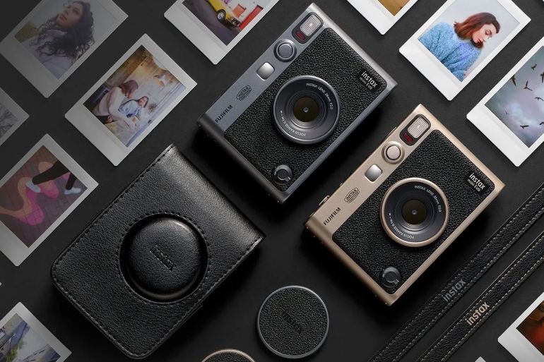 instax266-1724065658 الإصدار الخاص 90th Anniversary Limited Edition من الكاميرا الفورية الهجين فوجي فيلم Instax Mini Evo يأتي احتفالا بمرور 90 عاما على تأسيس الشركة اليابانية. (النشر مجاني لعملاء وكالة الأنباء الألمانية “dpa”. لا يجوز استخدام الصورة إلا مع النص المذكور وبشرط الإشارة إلى مصدرها.) عدسة: Fujifilm صور: dpa Credit: dpa