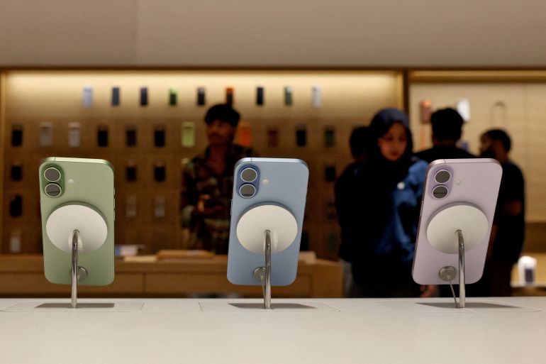 FILE PHOTO: The newly launched iPhone 17 series are displayed at an Apple store in New Delhi, India, September 19, 2025. REUTERS/Bhawika Chhabra/File Photo