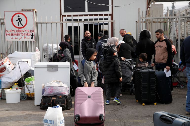 pic-5543-1765555967 Syrian migrants wait to cross into Syria, after Syrian rebels ousted President Bashar al-Assad, at Cilvegozu border gate in Hatay province, Turkey, December 11, 2024. REUTERS/Dilara Senkaya