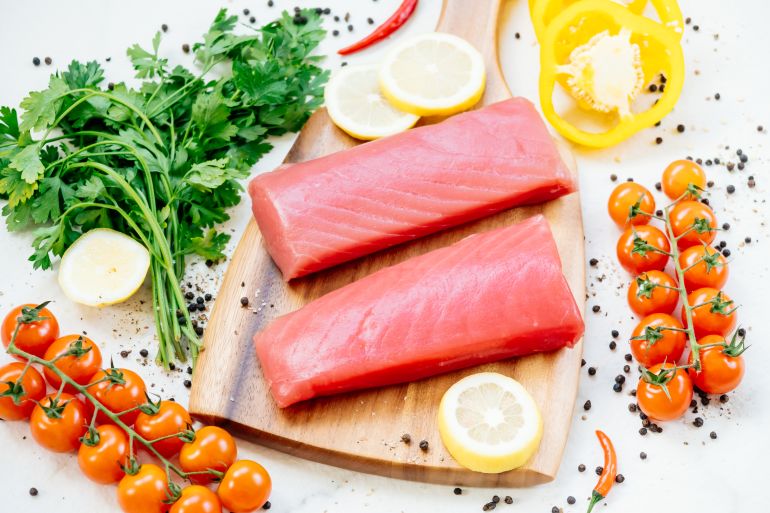 pic-5546-1765220991 التونة أم السلمون.. أي منهما يناسب أسلوب حياتك؟ raw-tuna-fish-fillet-meat المصدر: فريبك