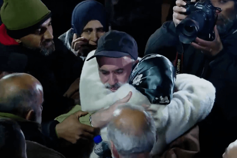 الأسرى الفلسطينيين المفرج عنهم من سجن عوفر - رام الله - شاشة الجزيرة