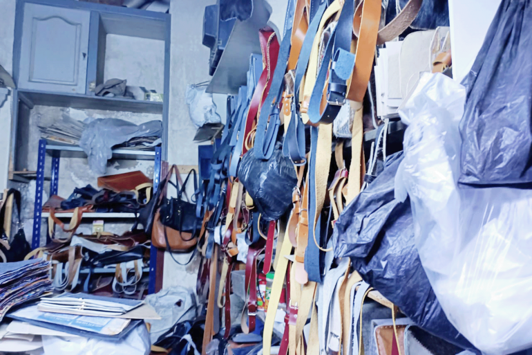 الحاج توفيق يعرض اشكال الحقائب اليدوية