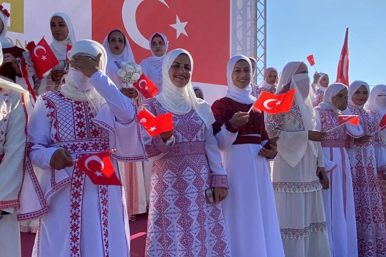 ارتدت العرائس في حفل الزفاف الجماعي أثوابا بالتطريز الفلسطيني التقليدي-رائد موسى-غزة-الجزيرة نت