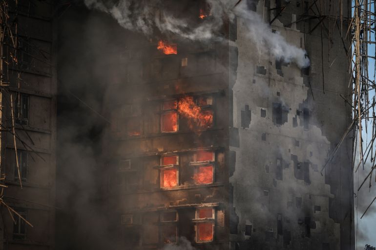 Flames and smoke billow from residential units at the Wang Fuk Court housing complex during a major fire, in Tai Po, Hong Kong, China, November 26, 2025. REUTERS/Tyrone Siu SEARCH