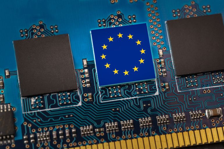 shutterstock_1914585706-1761474875 European Union flag in the center of a circuit board. Concept of leadership in technology, artificial intelligence or digital cryptocurrencies
