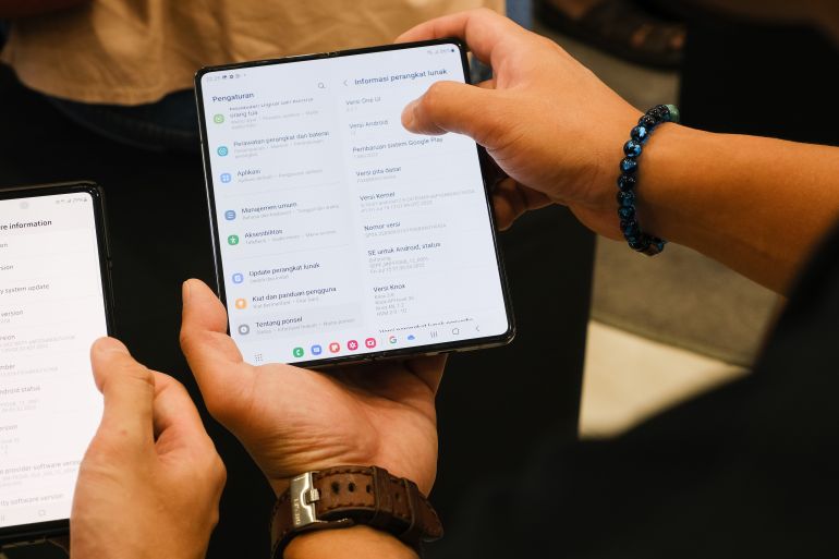 shutterstock_2645848355-1765281535 Jakarta, Indonesia - August 10 2022: Hands on Samsung Galaxy Z Fold 4 mobile phone at launching event in Samsung Experience Store Jakarta