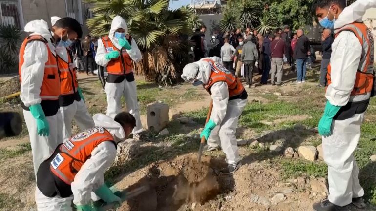 ssdq-1765110902 بعد عام على الحرب.. غزة تُعيد فتح قبور مستشفى الأهلي