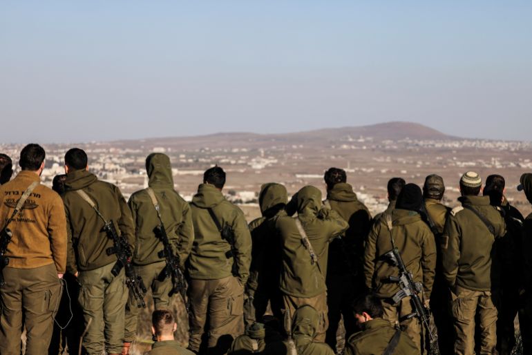 syria-isr-1736502615 قوات إسرائيلية تطل على سوريا من هضبة الجولان المحتلة بعد أسبوعين من الإطاحة بنظام الأسد (رويترز) Israeli soldiers look into Syria, after the ousting of Syria's Bashar al-Assad, in Ein Zivan in the Israeli-occupied Golan Heights, December 25, 2024. REUTERS/Jamal Awad TPX IMAGES OF THE DAY