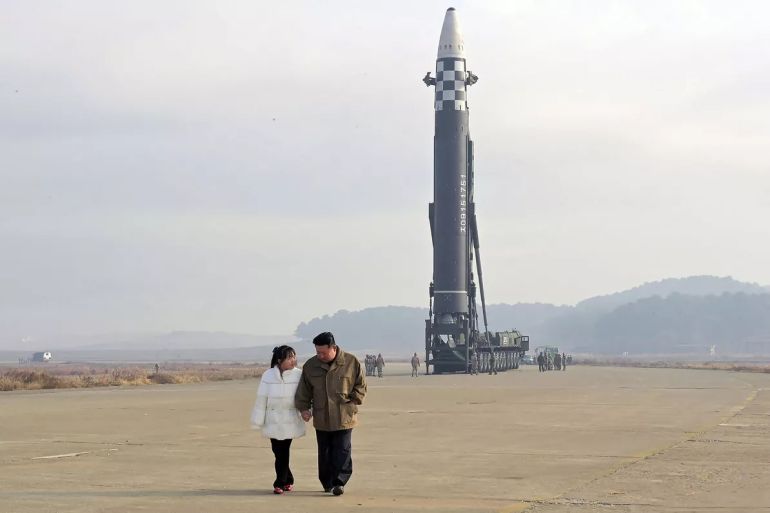 Kim Jong-un et sa fille Kim Ju-ae à l’aéroport de Pyongyang, le 18 novembre 2022. STR / AFP