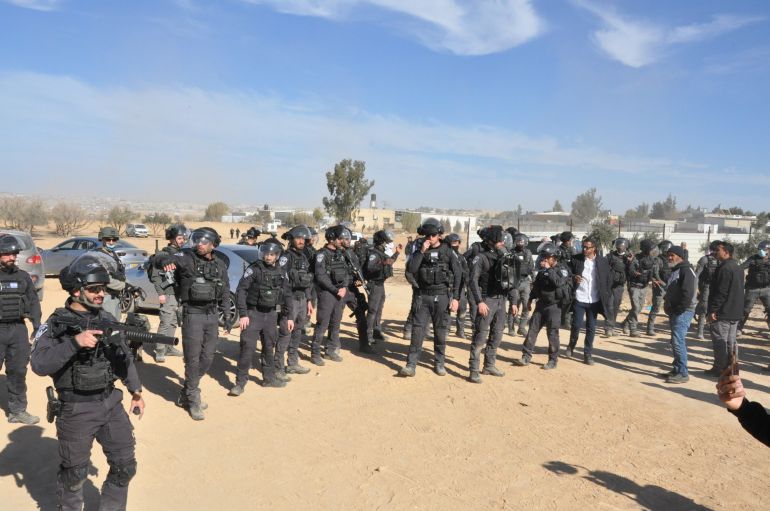 12-1767603282 الشرطة الإسرائيلية تنفذ مداهمات واقتحامات في قرى عربية بالنقب مسلوبة الاعتراف لطرد السكان والسيطرة على أراضيهم. (من تصوير المراسل التقطها خلال عمله بالجزيرة نت)