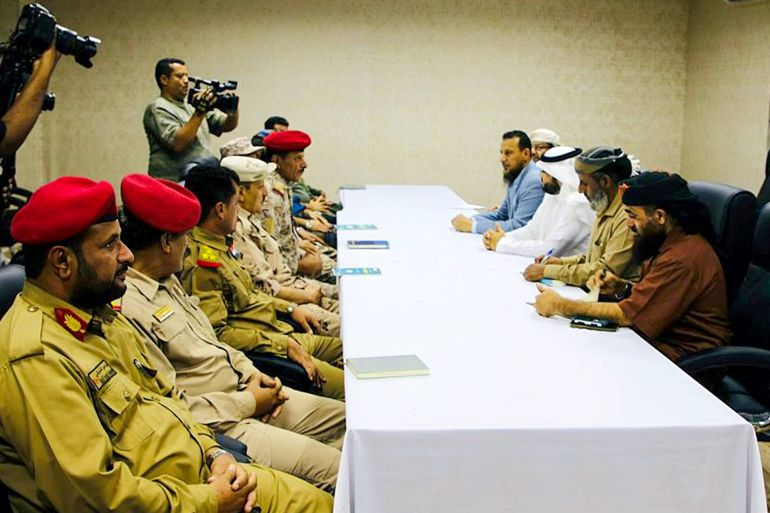 اجتماع للسلطات في عدن مع وفد التحالف لمناقشة خطة إعادة تموضع المعسكرات - المصدر: كالة الأنباء اليمنية الرسمية "سبأ