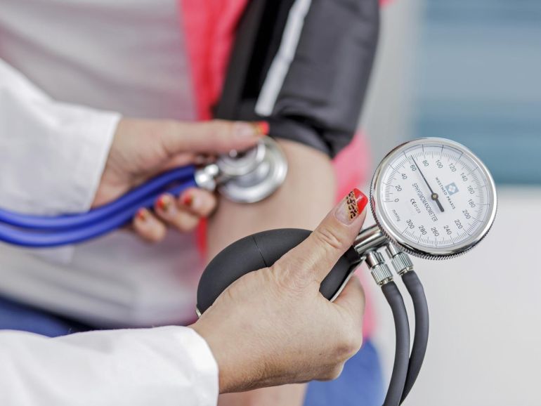 قرار اللجوء إلى الأدوية الخافضة لضغط الدم المرتفع يتوقف على مدى خطر الإصابة بأمراض القلب والأوعية الدموية كالأزمة القلبية والسكتة الدماغية إلى جانب العمر والجنس والأمراض المزمنة كالسكري من النوع الثاني