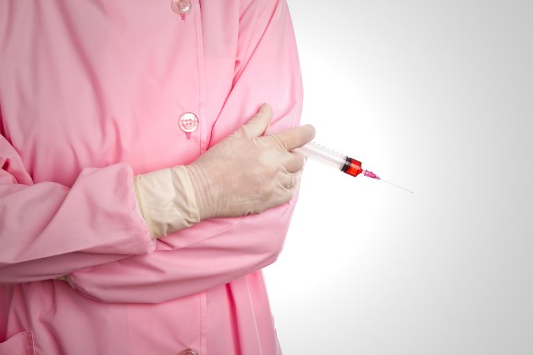 Hand of woman doctor with syringe - فري بيك