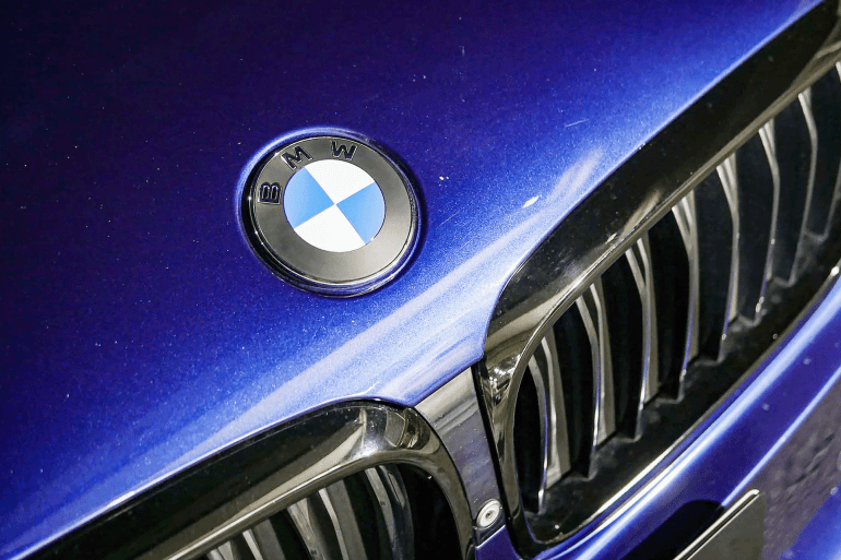 المصدر: موقع bmwblog BMW Will Install Its New Logo On All Cars From February https://www.bmwblog.com/2026/01/28/bmw-install-new-logo-all-cars-february-2026/