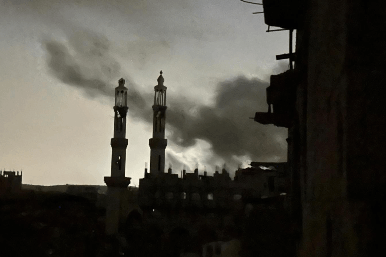 (تصاعد الدخان بعد تفجير عربة مفخخة بحي التفاح شرقي مدينة غزة قبل بدء العملية / المصدر: صحفي محلي)