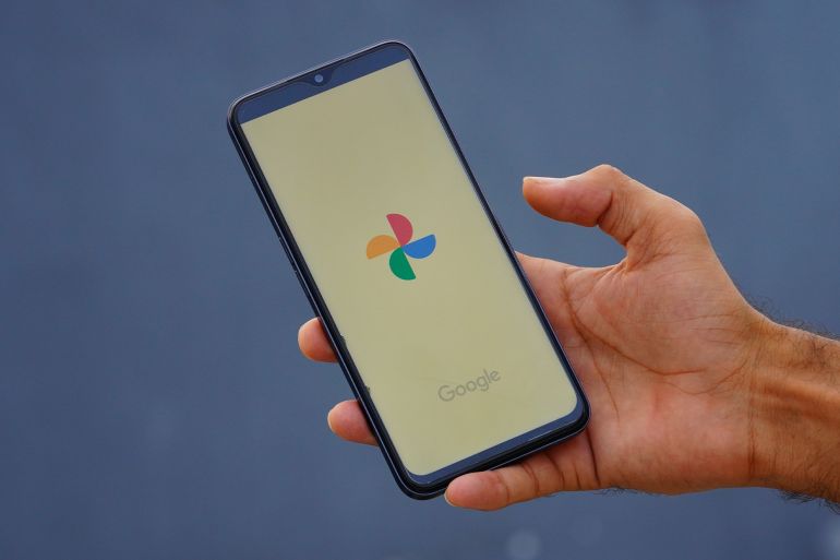 77516-1769246897 Google photos cloud storage app on the smartphone Nangloi, Delhi, India- 14 september 2022