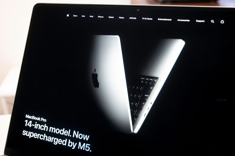 7ugyhj-1768042455 Mexico city, mexico, 10 29 2025: apple website showing macbook pro 14-inch model supercharged by m5 chip on screen